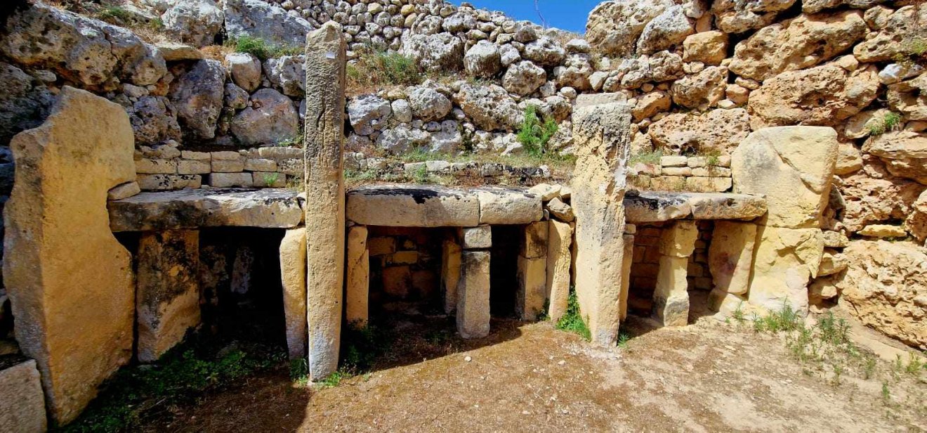 A szigeten végbement kulturális fejlődés tanúja Ġgantija hatalmas neolitikus templomromja, a világ egyik legrégebbi szabadon álló emberi építménye, amely valamikor Krisztus előtt 3600 és 3000 között épülhetett •  Fotó: Kiss Judit