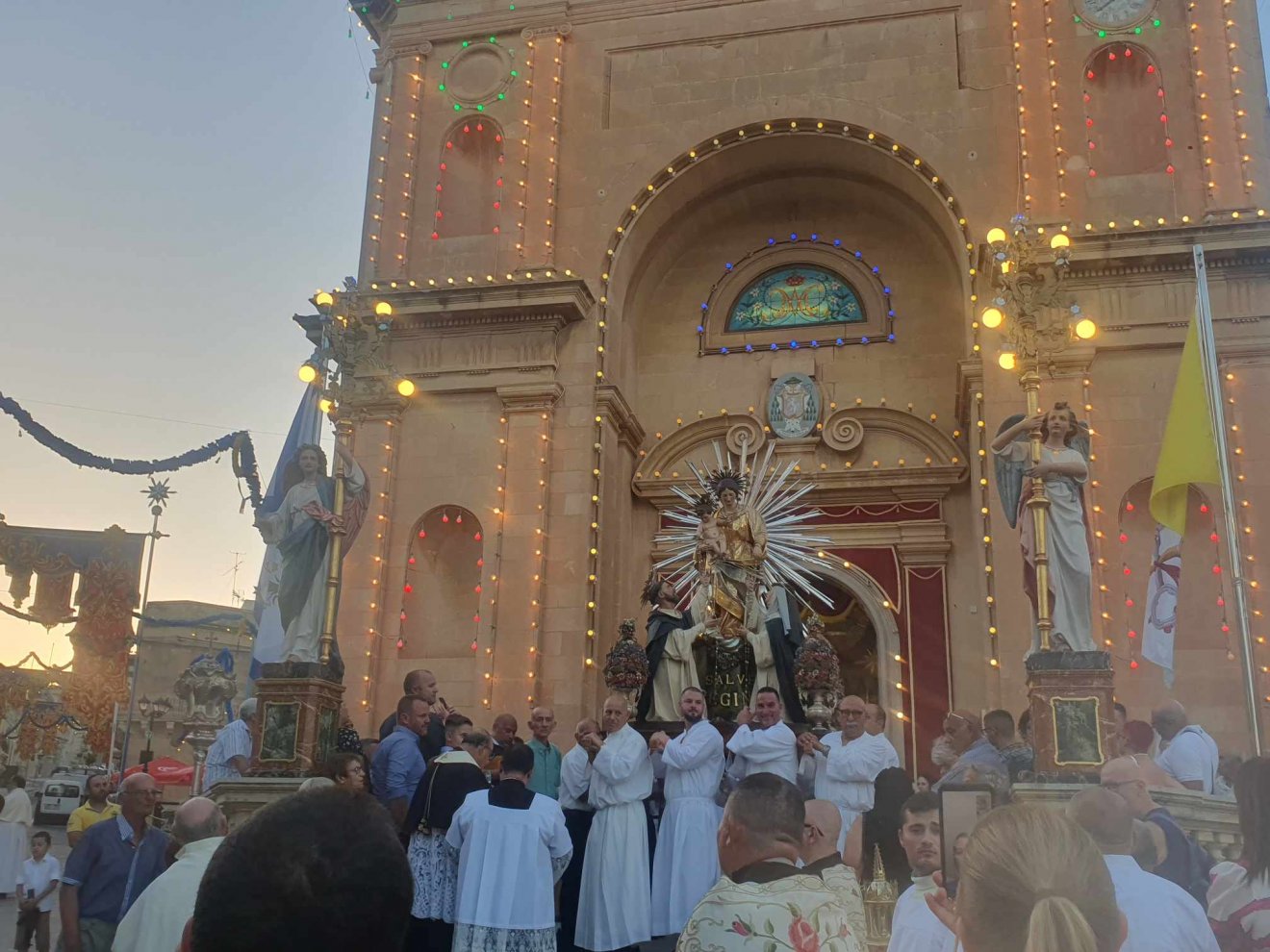 Mária-ünnep és búcsú  Marsaxlokkban, a Málta délkeleti részén található halászkikötőben •  Fotó: Kiss Judit