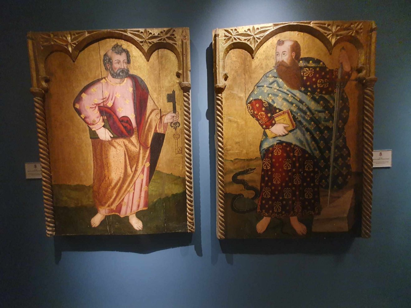 Szent Pétert és Szent Pált ábrázoló festmények a helyi egyháztörténeti múzeumban. Pál apostol Máltán tartózkodott három hónapig, erőteljes kultusza van a szigeten •  Fotó: Kiss Judit