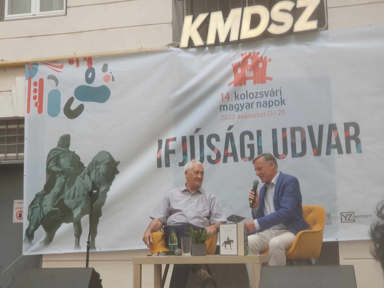Jánó Mihály sepsiszentgyörgyi művészettörténész és gróf Boris Kálnoky az Őseim földje című kötet kolozsvári bemutatóján •  Fotó: Kiss Judit