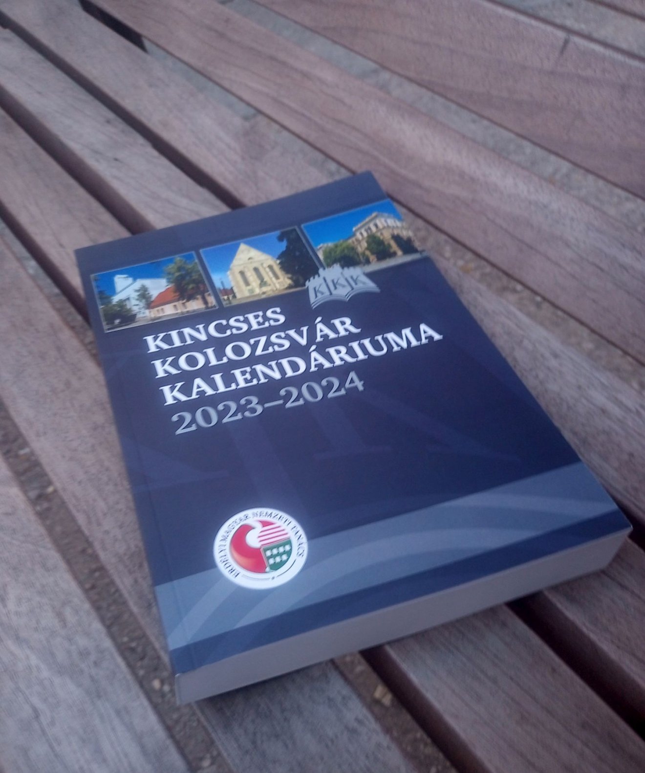 Az 500 oldalas kiadvány számos érdekességgel is szolgál Erdély fővárosáról •  Fotó: Krónika