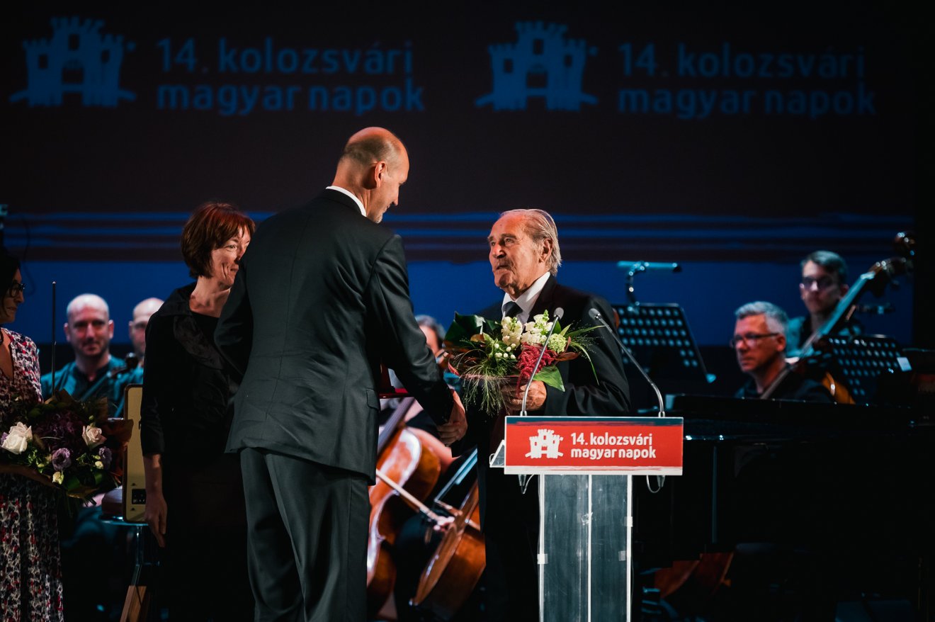 Gergely Balázs gratulál a Kincses Kolozsvárért Díjhoz Dávid Gyula irodalomtörténésznek •  Fotó: RMDSZ/Facebook