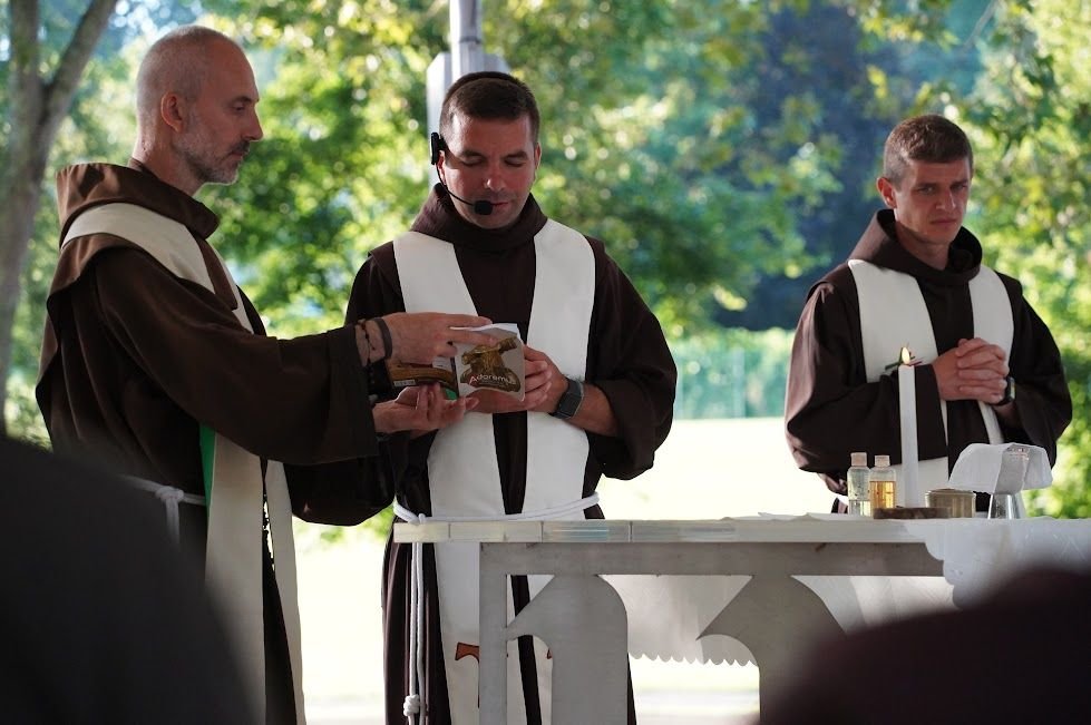 Erdélyi ferencesek Lourdes-ban, a lisszaboni világtalálkozóra menet. Pantea Tibor (Kolozsvár), Guia Laurean Hugó (Csíksomlyó), Csáki Fülöp (Székelyudvarhely) •  Fotó: Suciu Dorottya