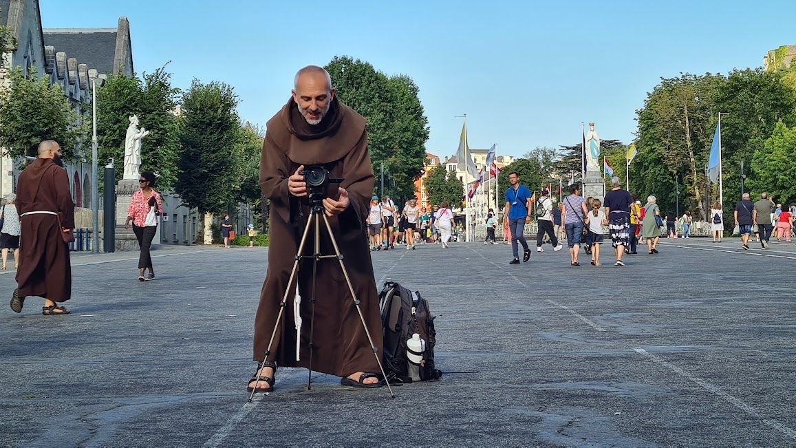Pantea Tibor Kolozsváron szolgáló ferences szerzetes szívesen fényképez, így tett a lisszaboni utazás alkalmával is •  Fotó: Suciu Dorottya