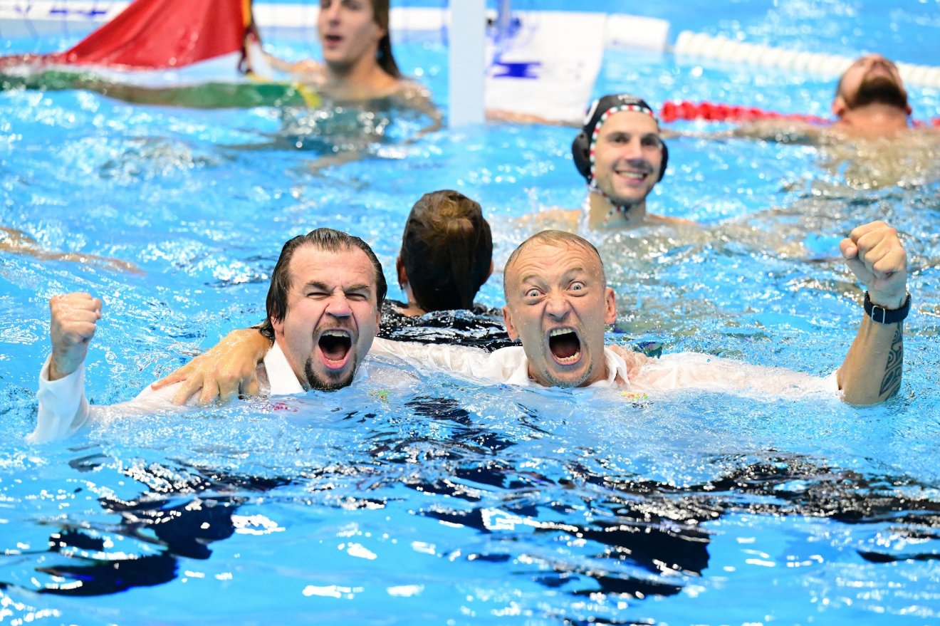 Kapitány és jobbkeze a vízben. Nyéki Balázs másodedző és Varga Zsolt fürdik a megnyert finálé lefújása után •  Fotó: Waterpolo.hu