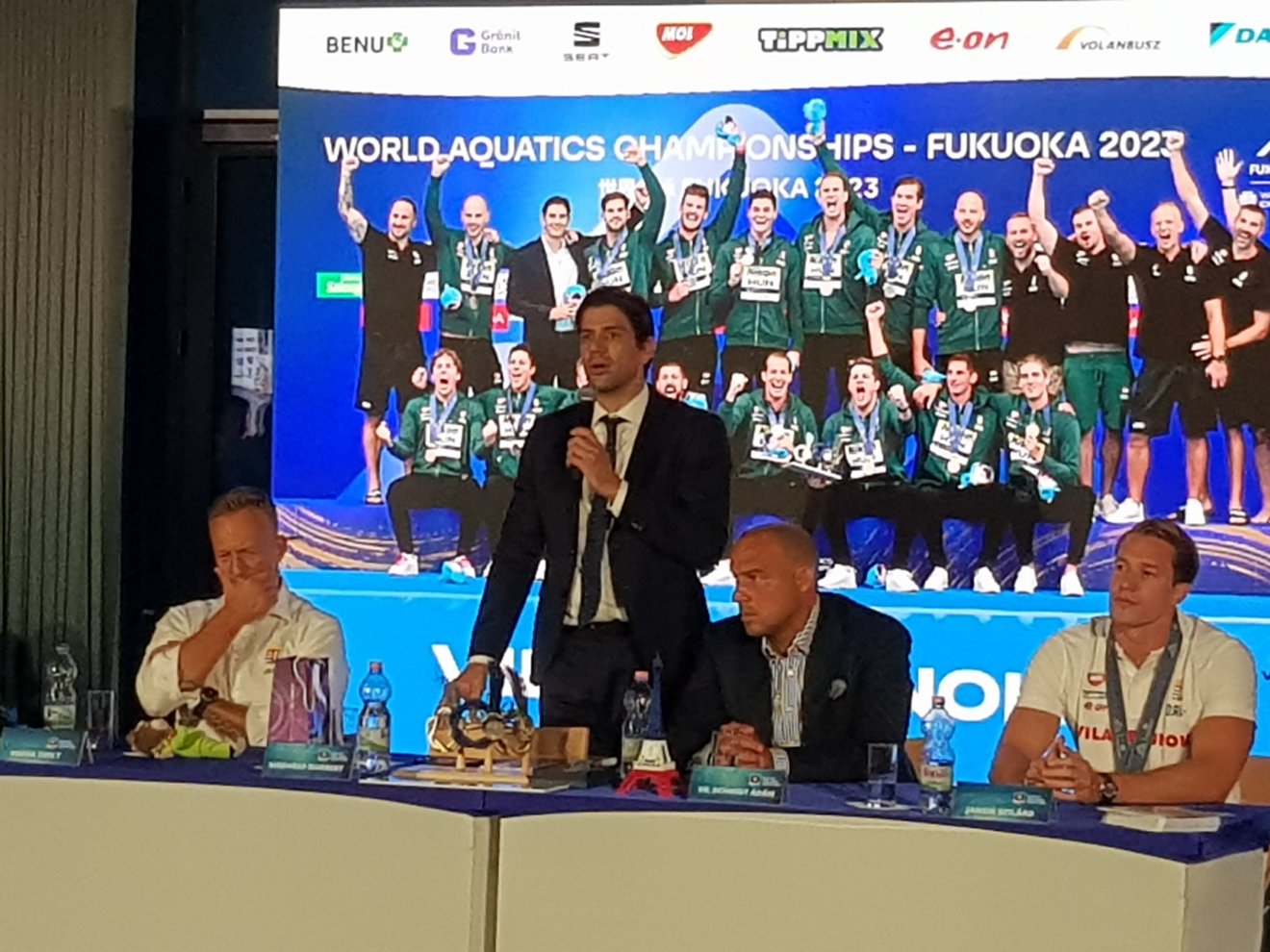 Varga Zsolt szövetségi kapitány, Madaras Norbert, a Magyar Vízilabda Szövetség elnöke, Schmidt Ádám sportért felelős államtitkár és Jansik Szilárd csapatkapitány a hétfő esti sajtótájékoztatón •  Fotó: Rostás Szabolcs