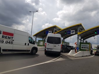 Több román-magyar határátkelőnél nagy a zsúfoltság, másfél órát is kellett várakozni szombaton délben