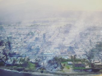 Még mindig több mint ezer embert keresnek a tűzvész sújtotta Hawaii-i szigeten, nő a halottak száma