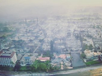 Több száz embert még keresnek a Hawaii-hoz tartozó Maui szigetén porrá égett település maradványai között