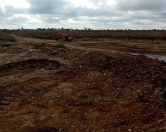 Védett területen fekvő illegális kavicsbányára bukkantak Bihar megyében, óriási mennyiséget termeltek ki