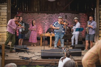 Szélesre tárta kapuit a Szarka-telek Mérán, ahol összegyűltek a világzene legjobbjai, a népzene mesterei