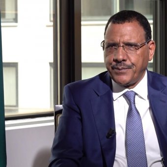 Hazaárulás vádjával bíróság elé állítanák a puccsisták a megbuktatott nigeri elnököt