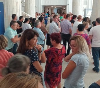 Csökkenne a fizetésük, spontán tiltakozásba fogtak a pénzügyminisztérium dolgozói