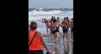 Gyerekeket akartak kimenteni a Fekete-tengerbe fulladt turisták – Verekedés a fürdőzést tiltó vízimentők és a turisták között