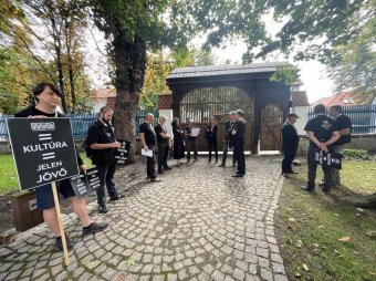 Sepsiszentgyörgyön is feketébe öltözve demonstráltak a kulturális szférában dolgozók a tervezett költségcsökkentések ellen