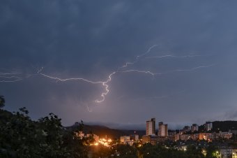 Magyarországról erdélyi megyék fölé vonul a viharzóna, jégeső is előfordulhat