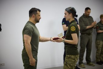 A bahmuti frontszakaszra látogatott Zelenszkij – Ukrán rakétát lőttek le Oroszország fölött