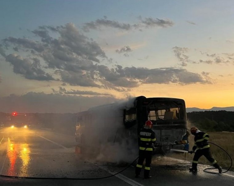 Kigyulladt egy utasokat szállító busz Bihar megyében