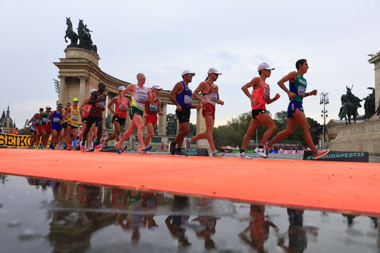 A férfi 20 kilométeres gyaloglás mezőnye a budapesti atlétikai világbajnokságon a Hősök terén •  Fotó: MTI/Derencsényi István
