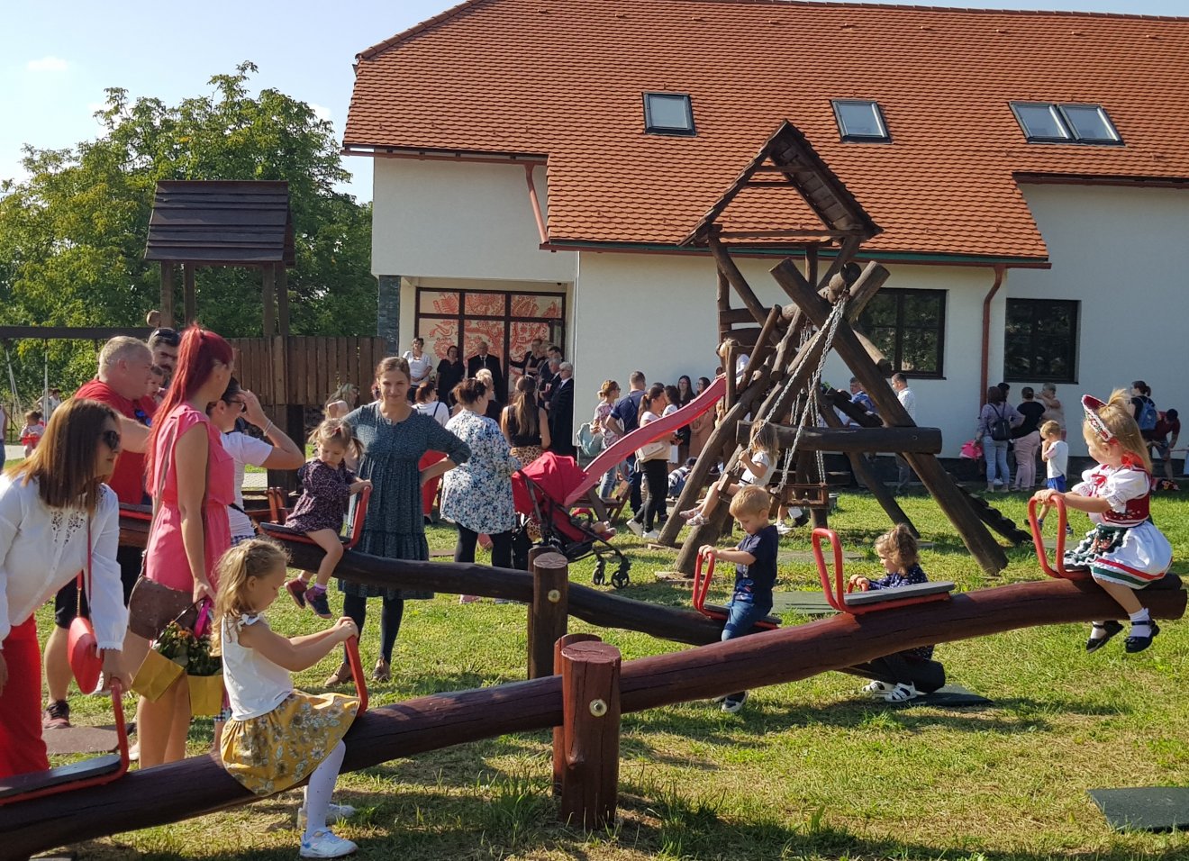 Az óvodában beíratott 35 gyermek máris birtokba vette a játszóteret is •  Fotó: Rostás Szabolcs