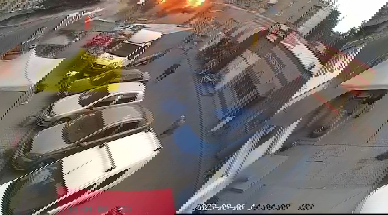 A becsapódás pillanatát térfigyelő kamera rögzítette Kosztyantinyivka bányászváros piacterén •  Fotó: Videófelvétel