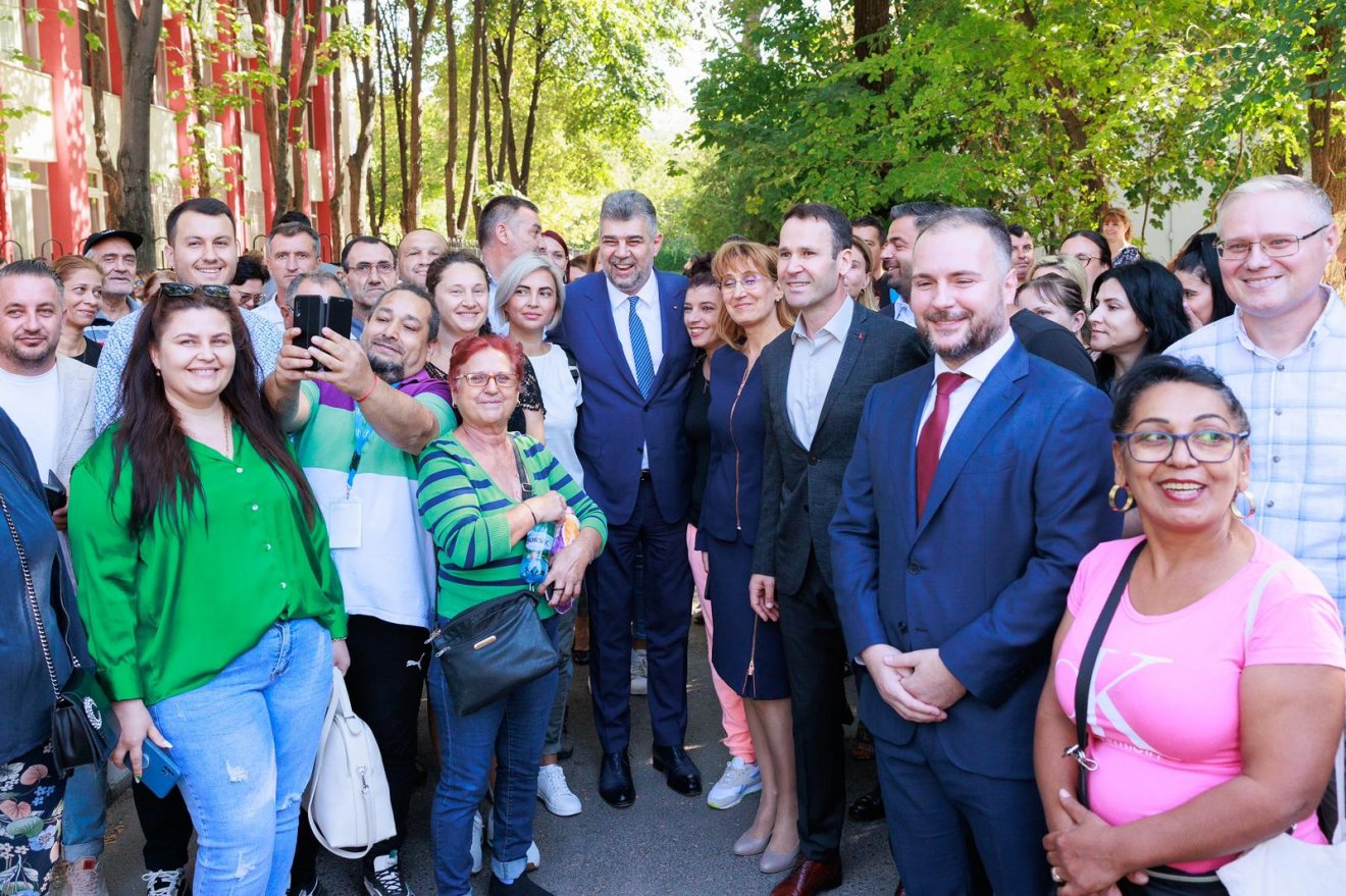 Marcel Ciolacu a bukaresti Anghel Saligny-szakközépiskolában vett részt a tanévnyitón, majd több témában is nyilatkozott •  Fotó: Facebook/Marcel Ciolacu