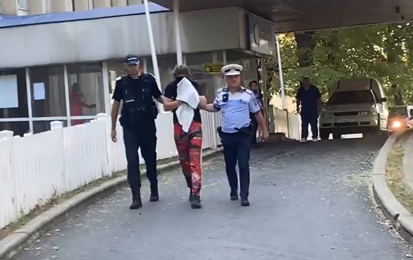 Rendőrök állítják elő az arcát eltakaró, súlyos balesetet okozó férfit •  Fotó: Videófelvétel