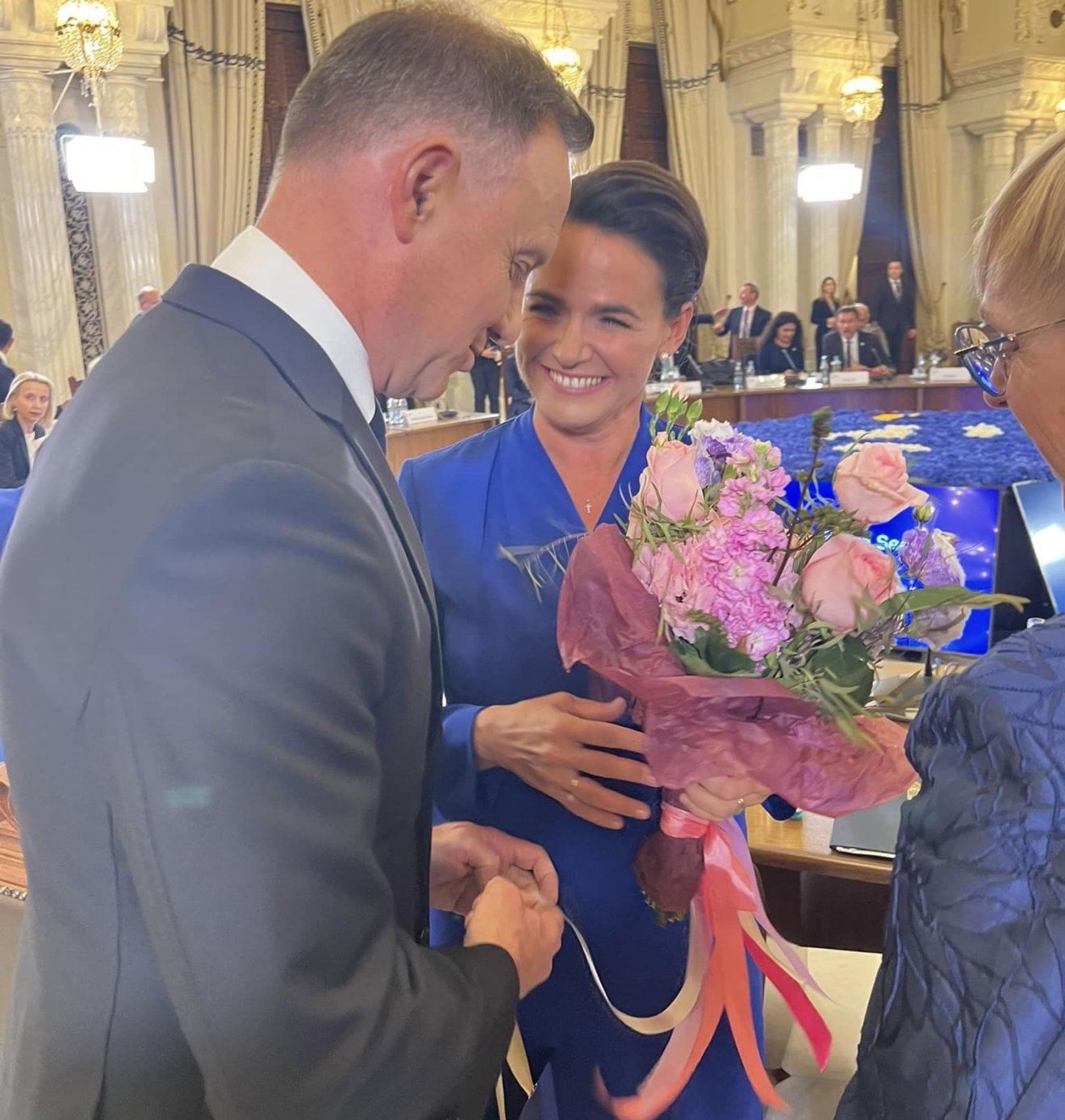 Andrzej Duda lengyel államfő nyújt át virágcsokrot a születésnapját ünneplő magyar köztársasági elnöknek Bukarestnek •  Fotó: Novák Katalin/Facebook