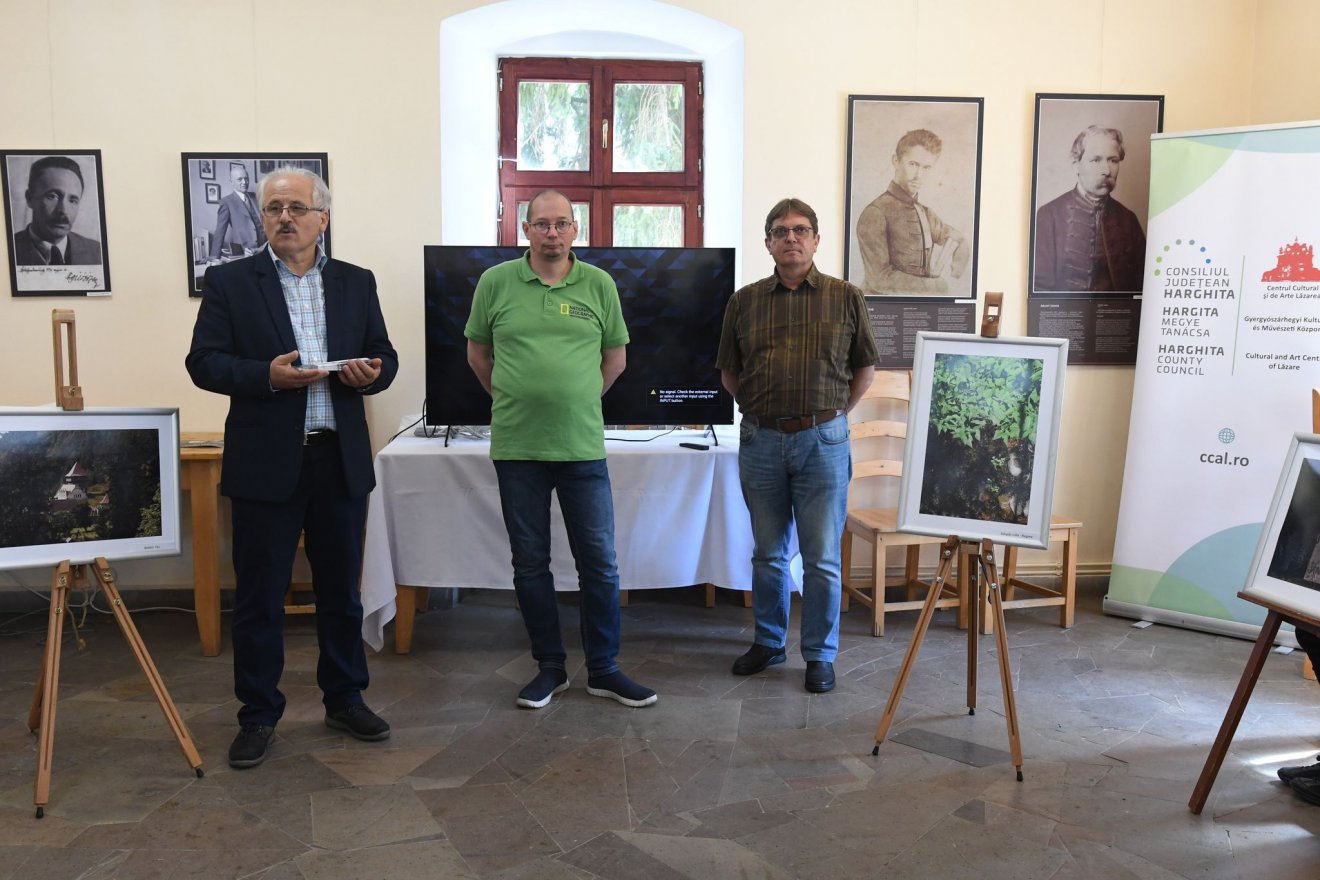 Kiállításmegnyitó a Gyergyószárhegyi Kulturális és Művészeti Központban •  Fotó: Toró Attila
