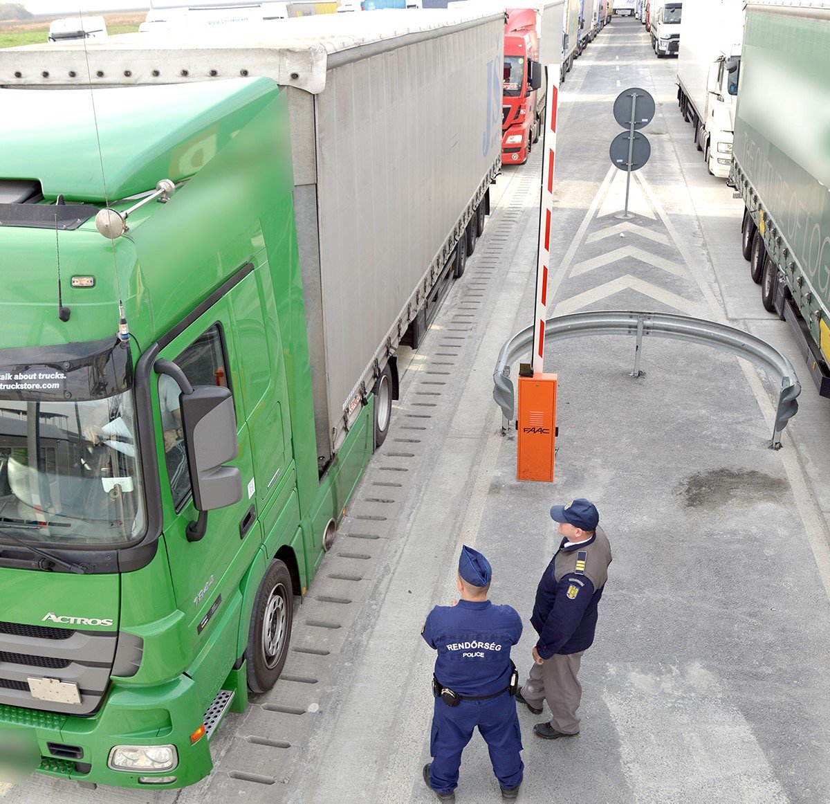 Tetemes veszteséget könyvelnek el a romániai fuvarozók a schengeni övezet keleti határának számító magyar–román átkelőkön való hosszas veszteglés miatt •  Fotó: Román határőrség