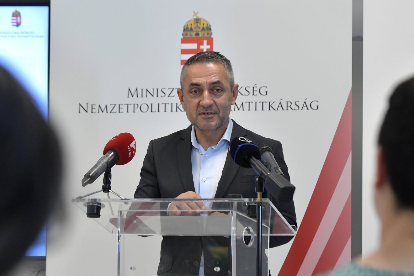 Potápi Árpád János államtitkár a Határtalanul programról tartott sajtótájékoztatóján Budapesten •  Fotó: MTI/Soós Lajos