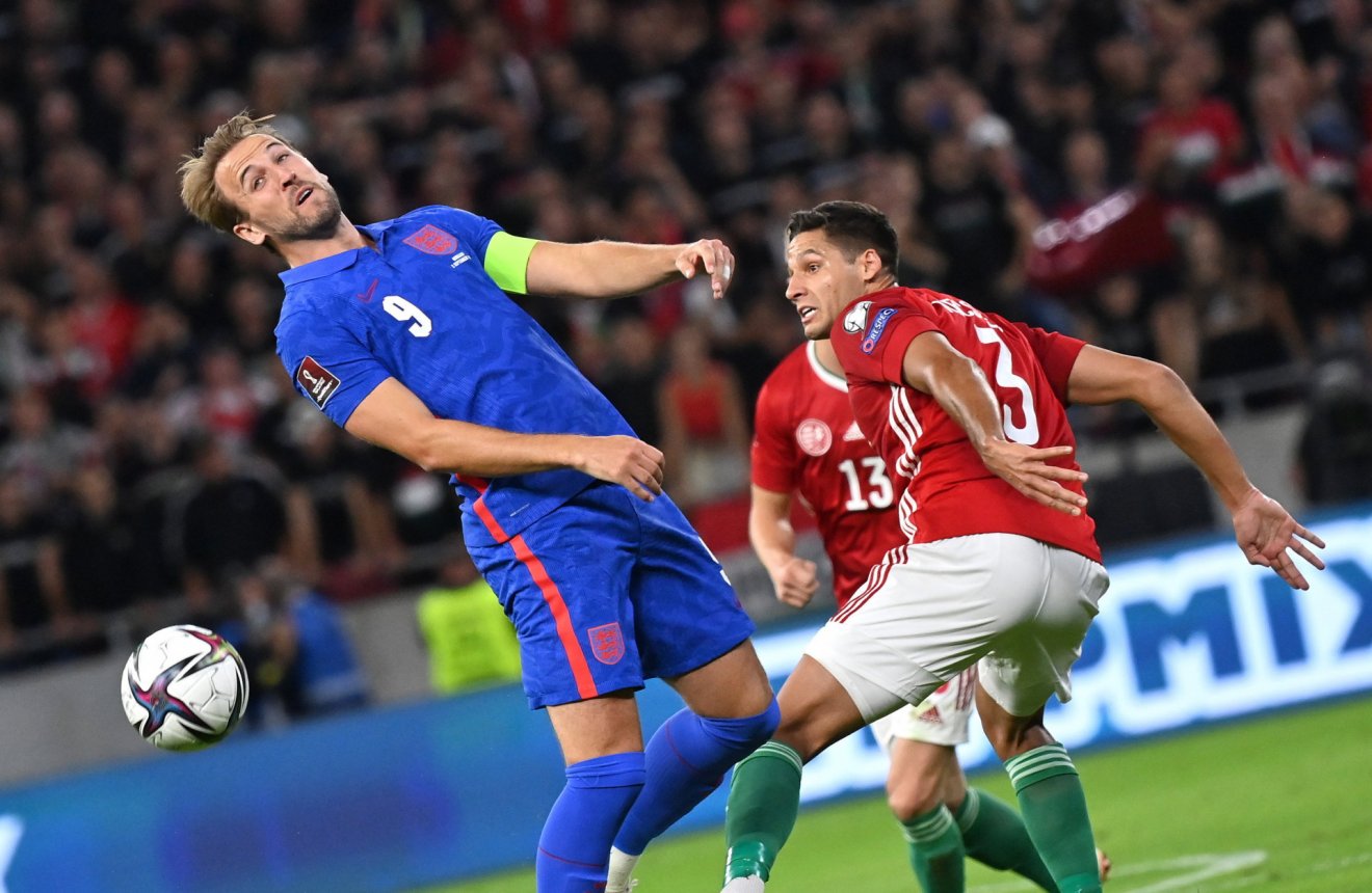 Nagyok között. Kecskés Ákos (jobbra) és Harry Kane a világbajnoki selejtezõkben játszott Magyarország–Anglia mérkőzésen a Puskás Arénában 2021. szeptember 2-án •  Fotó: MTI/Illyés Tibor