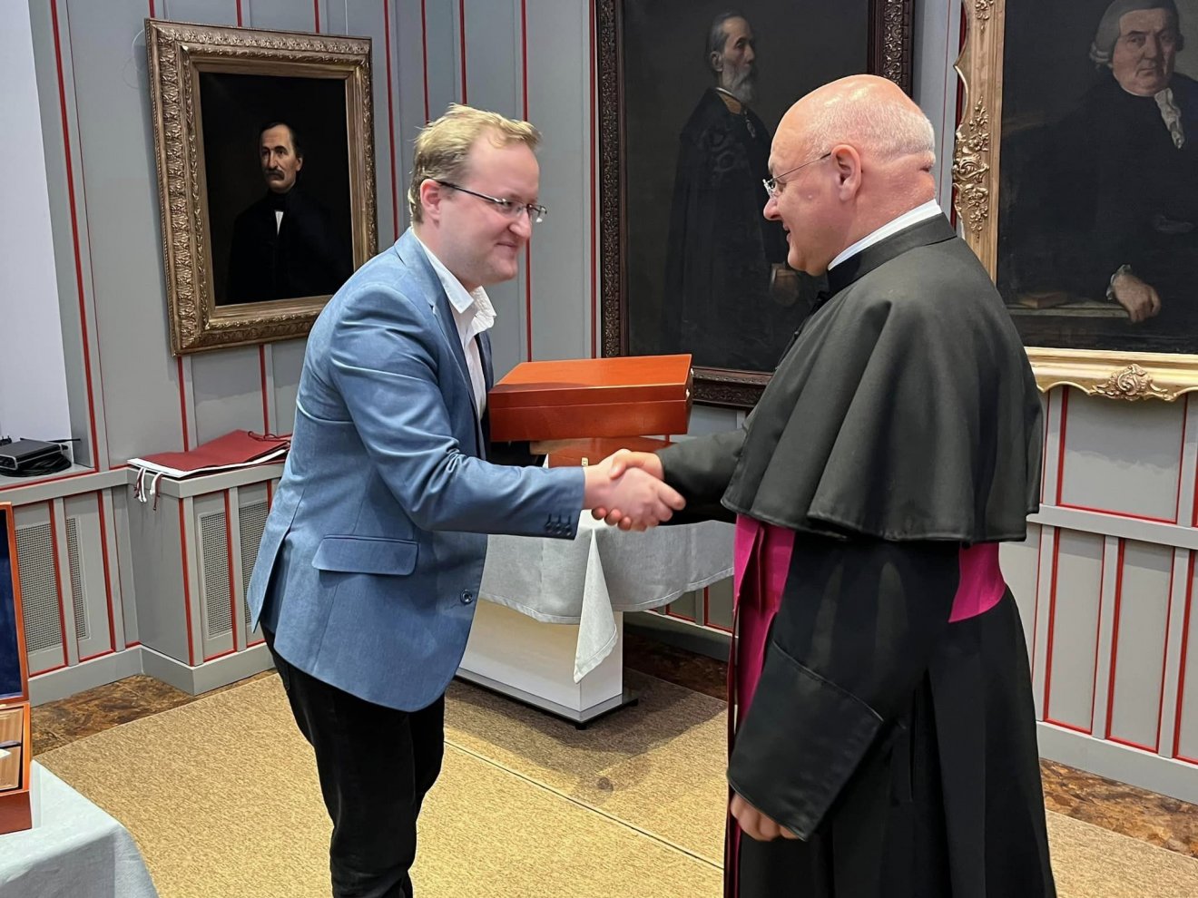 Rózsa Dávid főigazgató és László Attila főesperes-plébános •  Fotó: Országos Széchényi Könyvtár/Facebook