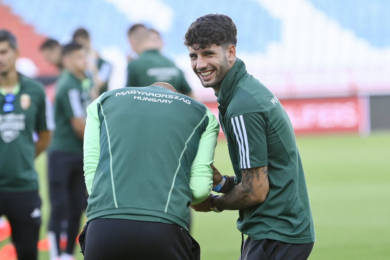 A végén is nevet? Szoboszlai Dominik és társai a  belgrádi stadionban •  Fotó: MTI/Czeglédi Zsolt