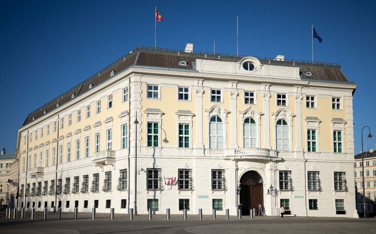 Az osztrák kormány képviselőinek otthont adó Szövetségi Kancellári Hivatal a bécsi Ballhaus téren •  Fotó: Bundeskanzleramt.at