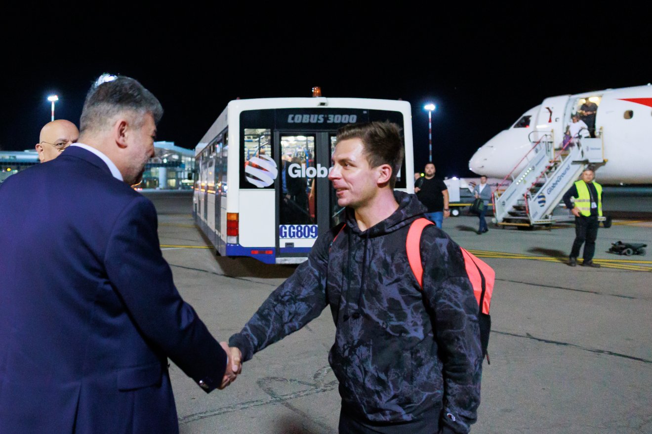 Marcel Ciolacu miniszterelnök a reptéren fogadta az Ausztriából hazatért tűzoltót •  Fotó: Gov.ro