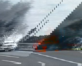 Kigyulladt autóból szabadítottak ki egy romániai családot a magyar hatóságok az autópályán