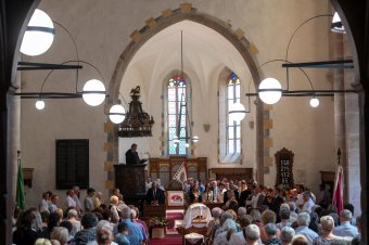 Felavatták Désen a magyar állami támogatással felújított református templomot és elemi iskolát