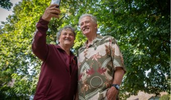 A Dallas Bobbyjával – Patrick Duffyval, Scherer Péterrel és erdélyi színészekkel forgatnak gombfociőrültekről szóló filmet