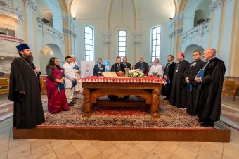 Vallások párbeszéde Kolozsváron: keresztény, muzulmán, zsidó, buddhista, sintoista, hindu, zoroasztriánus résztvevők imádkoznak