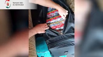 Zárjegy nélküli cigisdobozok ezrei „pihentek” egy kanapén a Magyarországon ellenőrzött román kisbuszban