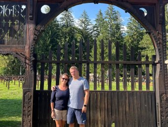 Az úzvölgyi katonatemetőt is felkereste Novák Katalin, aki családjával erdélyi nyaraláson tartózkodik