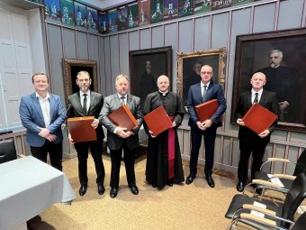 Átadták a történelmi egyházak erdélyi képviselőinek a Budai krónika fakszimile másolatát Kolozsváron