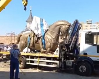 Megérkezett Szent László lovas szobra a nagyváradi várba