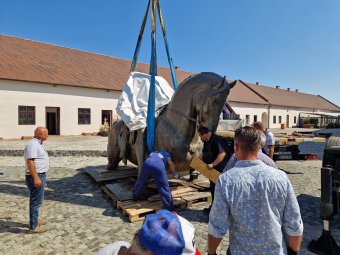 Időigényes munka a nagyváradi Szent László-szobor talapzatra állítása – Megújul a Királyfia-bástya