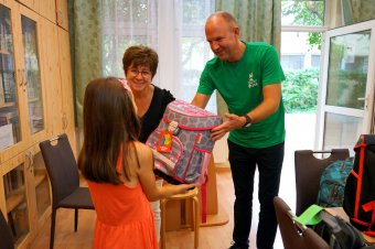 Száz tanszercsomagot adott át Erdélyben a Magyar Református Szeretetszolgálat