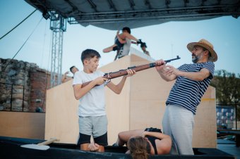 A Tüskevár közkedvelt ifjúsági regényből készült musicallel indítja az évadot a nagyváradi Szigligeti Színház