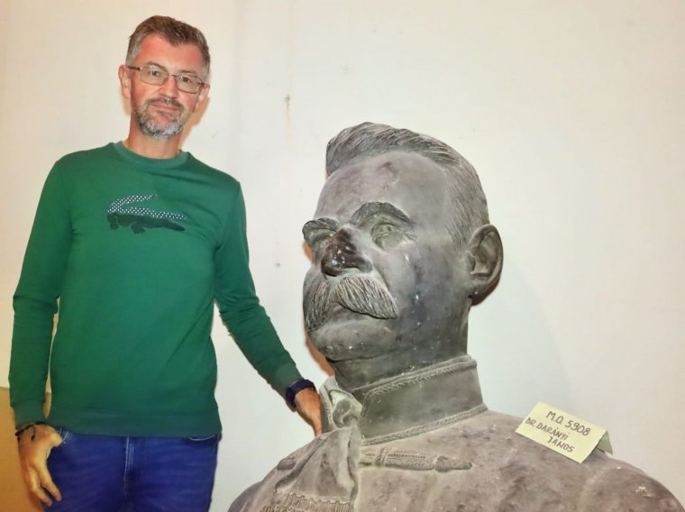 Visszaállítják a város neves magyar főorvosa elveszettnek hitt mellszobrát Aradon