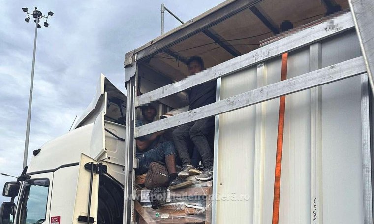Több mint hatvan, teherautókban elrejtőzött migránst kaptak el a határon