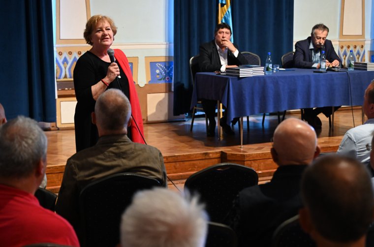 Eltávolította a prefektúra csendőre Szili Katalinék koszorújáról a piros-fehér-zöld szalagot Sepsiszentgyörgyön